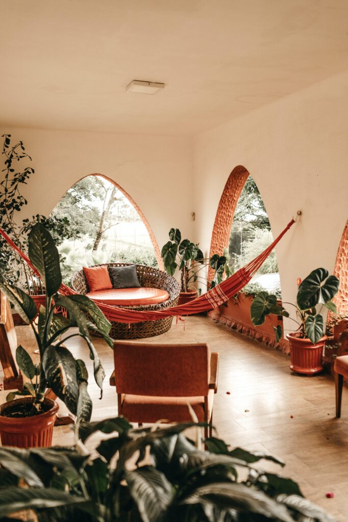 Sala de estar en un espacio con arcos y plantas